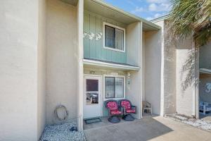 Beachy townhouse with 11 pools golf fast WiFi & private WD