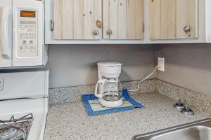 Beachy townhouse with 11 pools golf fast WiFi & private WD