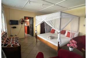1 Bed Villa - Sleeps 2 - Pool - Smoking - Parking