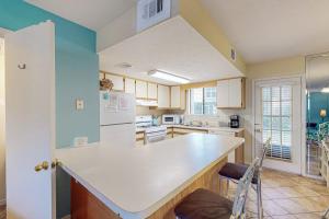 Luxurious Townhouse Close to Private Beach Pools Mini-Golf - Snowbirds Welcome