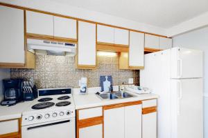 Water-view studio with pool central AC tennis & sauna
