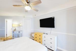 Water-view studio with pool central AC tennis & sauna