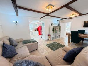 Beautiful 3 Bed Cottage - Hot Tub & Free Parking