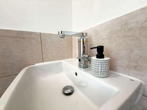 Beautiful 3 Bed Cottage - Hot Tub & Free Parking