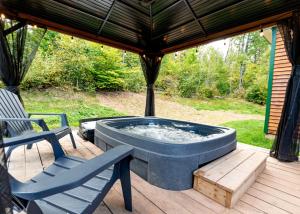 Hillside Haven 1 Bedroom with Hot Tub