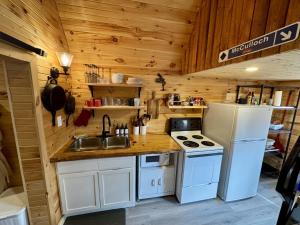 Hillside Haven 1 Bedroom with Hot Tub
