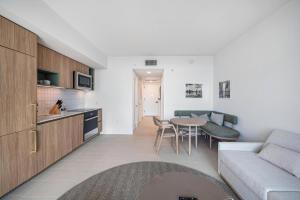 Phenomenal 43rd Floor 1 Bed Apartment with Amazing views
