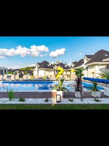 Family Resort Ustka - Domki dwupoziomowe z basenem , sauna , balia