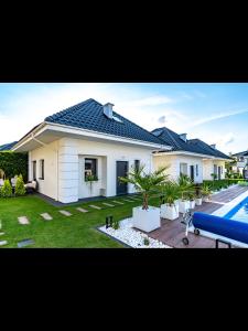 Family Resort Ustka - Domki dwupoziomowe z basenem , sauna , balia