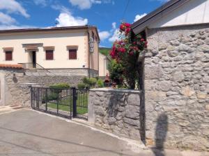 Historic Stone House KATI Perfect Family Retreat With Garden BBQ And Picturesque Landscapes