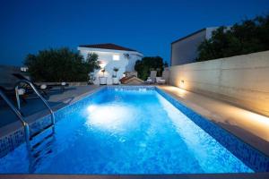 Tikas Blue - Luxe Pool Villa with Olive garden