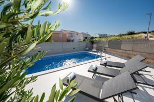 Tikas Blue - Luxe Pool Villa with Olive garden