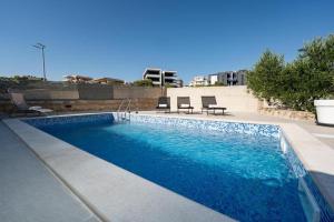 Tikas Blue - Luxe Pool Villa with Olive garden