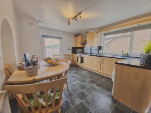 Happy Valley, Charming seaside town apartment
