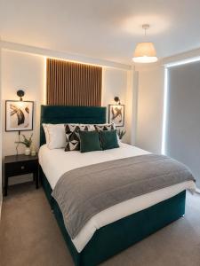 NEW! Stunning Two Bed Flat in Manchester with Balcony