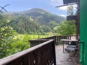 KNOTTN HÜTTL Historisches Bauernhaus ganz für euch in ALLEINLAGE in SÜDTIROL eine Zeitreise sowie Rückzugsort in den Bergen mit privater Gartenterrasse ideal für Kleingruppen Freunde und Familien mit Hund Ski-und Wandergebiet in der Nähe