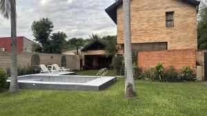 Fina residencia con chimenea en Lambaré