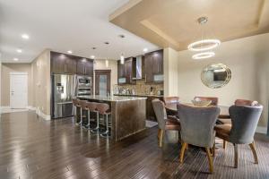 Edmonton 5BR Home in Albany – 2 Living Rooms, Fireplace, Central AC, Sleeps 13
