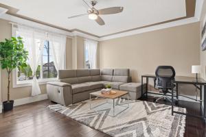 Edmonton 5BR Home in Albany – 2 Living Rooms, Fireplace, Central AC, Sleeps 13