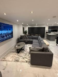 Large Luxury 5BDR Home 2 Bath and Free Parking