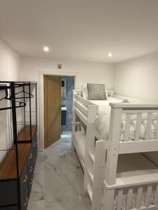 Large Luxury 5BDR Home 2 Bath and Free Parking