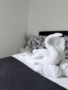 Modern 2BR-2BA Private Balcony & Free Parking