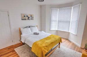Modern Family & Contractor Home - Free Parking - Garden - Sleeps 6 - Fast WiFi -