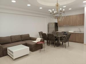 Barakat 2 floor 3 bedroom apartment 8 person
