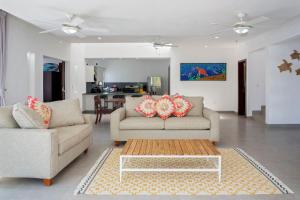 4 BR Beach House with Pool, 1-Min Walk SJDS Bay