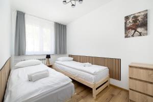 Modern Apartment with Balcony and Place for Remote work by Noclegi Renters