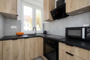 Modern Apartment with Balcony and Place for Remote work by Noclegi Renters