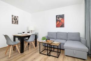 Modern Apartment with Balcony and Place for Remote work by Noclegi Renters