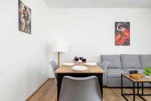 Modern Apartment with Balcony and Place for Remote work by Noclegi Renters