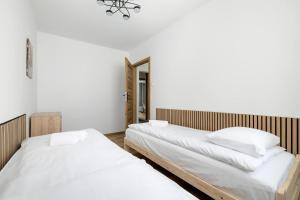 Modern Apartment with Balcony and Place for Remote work by Noclegi Renters
