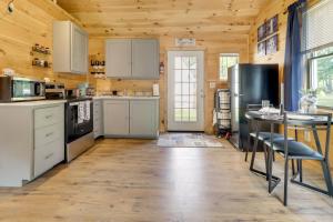 Fire Pit, Gas Grill! Bright Cottage By Devils Lake