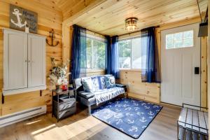 Fire Pit, Gas Grill! Bright Cottage By Devils Lake