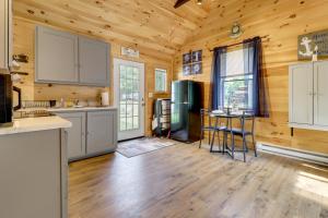 Fire Pit, Gas Grill! Bright Cottage By Devils Lake