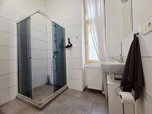 Historic Apartment - 5 min to the Train Station