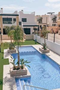 New! 6-person pool & Jacuzzi