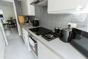 Modern 3-Bedroom with Free Parking - 8 Mins to Central London