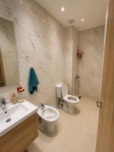 Elegant 2 Bedroom Apartment with Pool View & Balcony