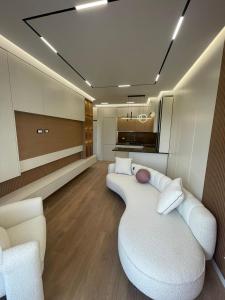LUXURY APARTMENt