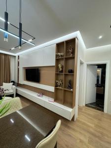 LUXURY APARTMENt