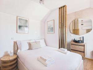 New 2BR, 2 En-Suites w AC – Príncipe Real | By Airnest