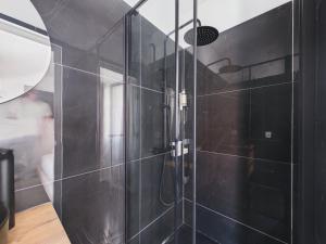 New 2BR, 2 En-Suites w AC – Príncipe Real | By Airnest