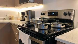 Modern Luxury Condo, Rooftop Pool, Best Views,