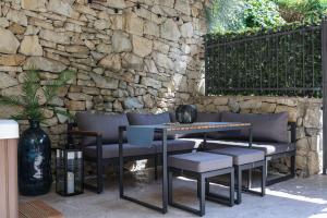 Azura Jacuzzi Suite - Private Courtyard & Hot Tub