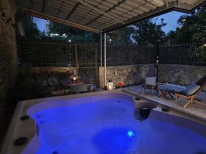 Azura Jacuzzi Suite - Private Courtyard & Hot Tub