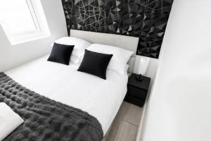 Modern 3-Bedroom with Free Parking - 8 Mins to Central London