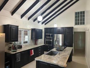 Serene Family-friendly Home With Pool & Gym